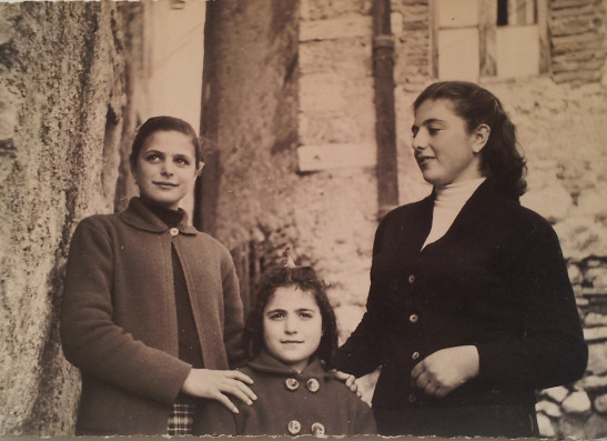 Tre sorelle, Scandriglia, 1957. Acquisizione digitale da stampa positiva ai sali dargento, 7 x 10,5 cm.